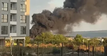Огромен пожар във Варна. Човек с тежки изгаряния