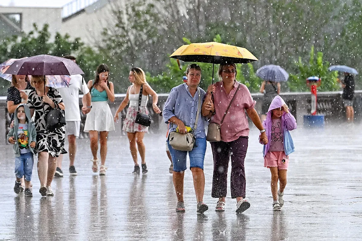 Слънчево с облаци: Жега до 35°, после небето се отприщва