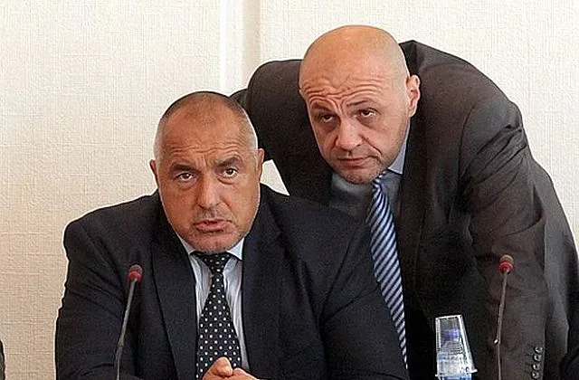 Борисов в патова ситуация. Отчаяна прегръдка с Асен Василев и Ивайло Мирчев
