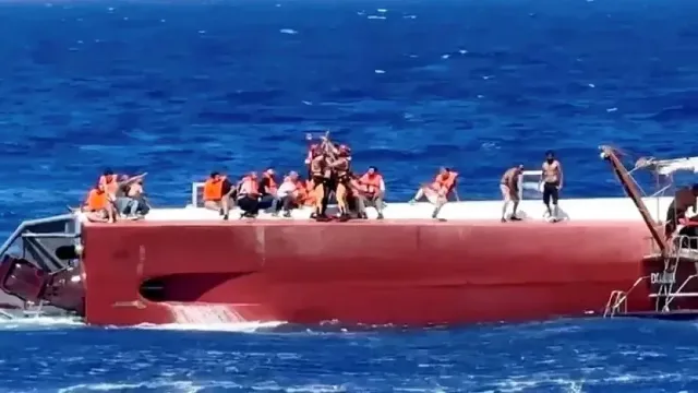 Издирват 23-а пътници в морето.  Изчезнали са от катамаран