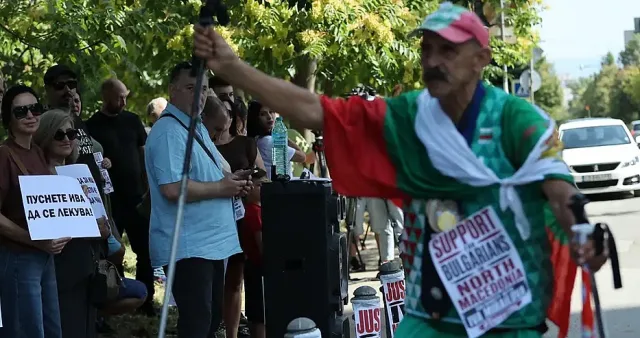 Протест пред посолството. Бранят Ива Михайлова