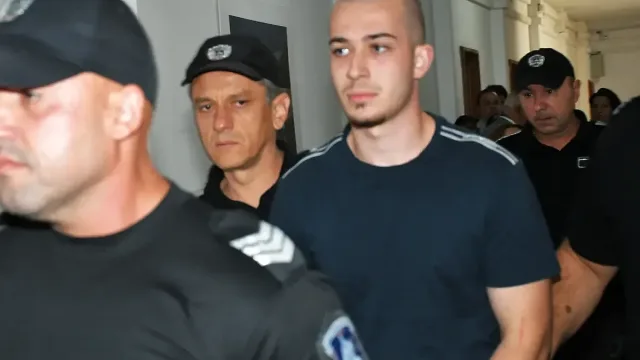Бургазлиев посрещна със смях брутални кадри в съда