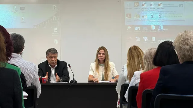 Промяна в училищните бюджети. МОН спира надпреварата за ученици