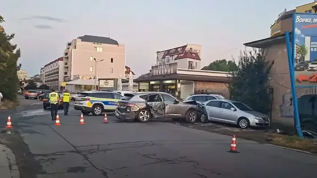 Украинец помля паркирани коли в най-оживения наш курорт. И избяга