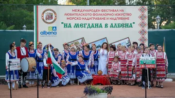 Дефиле с вековни носии и кукери впечатли гостите на Албена