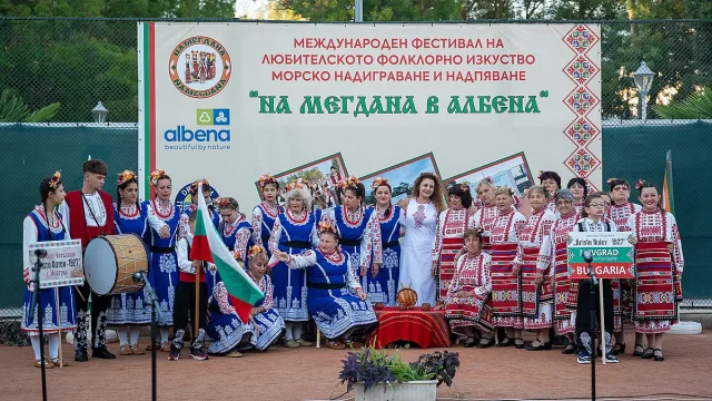 Дефиле с вековни носии и кукери впечатли гостите на Албена