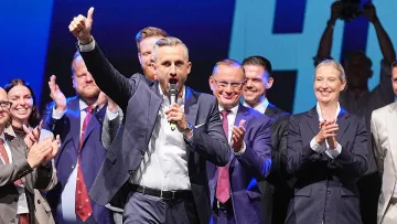 АзГ спечели безпрецедентна победа. Сега започва истинската драма