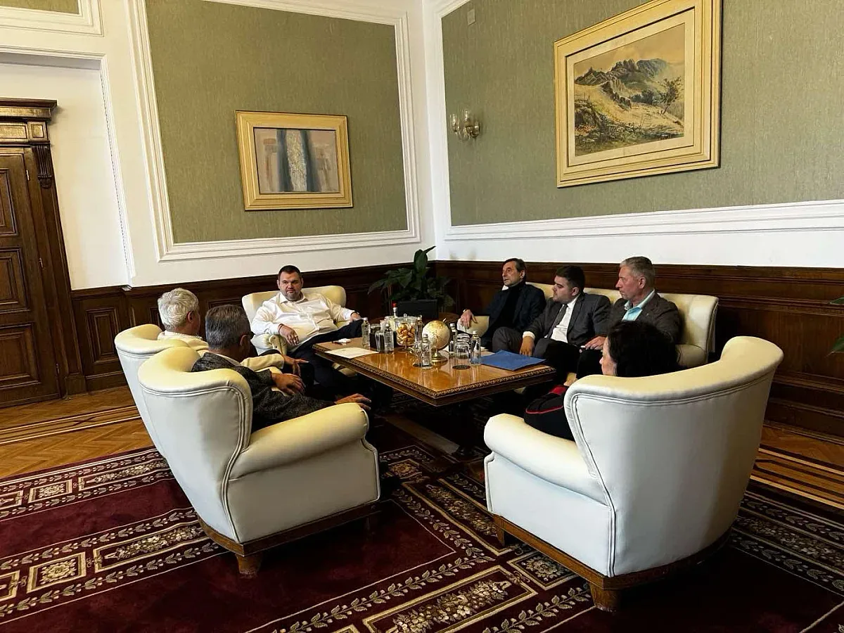 Пеевски и синдикатите със споразумение за достойни заплати в университетите