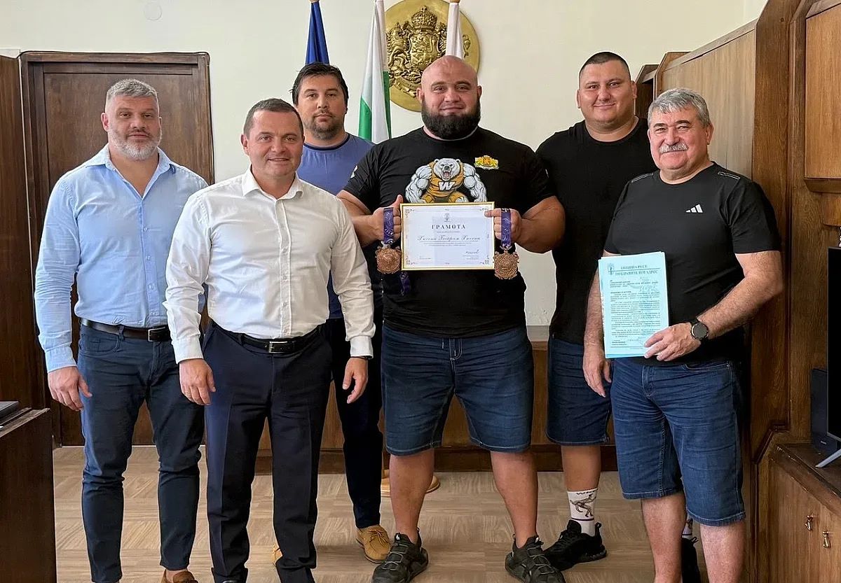 Кметът Пенчо Милков награди двукратния бронзов медалист от Световните номадски игри Хюсеин Хюсеин