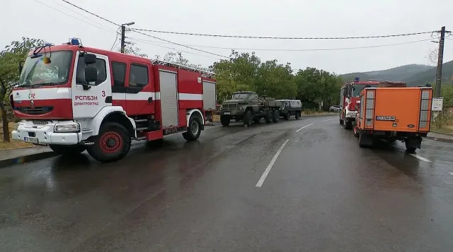 Дъждът спаси Димовци от най-страшното, но опасността не е отминала
