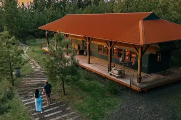 Изоставен вагон с 20 диви котки се превърна в луксозен Airbnb - $350 на нощ
