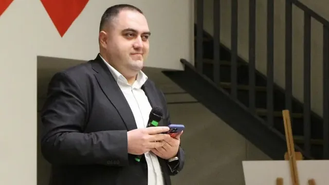 Скандал! Директорът с камерите се уреди. Нова блага работа