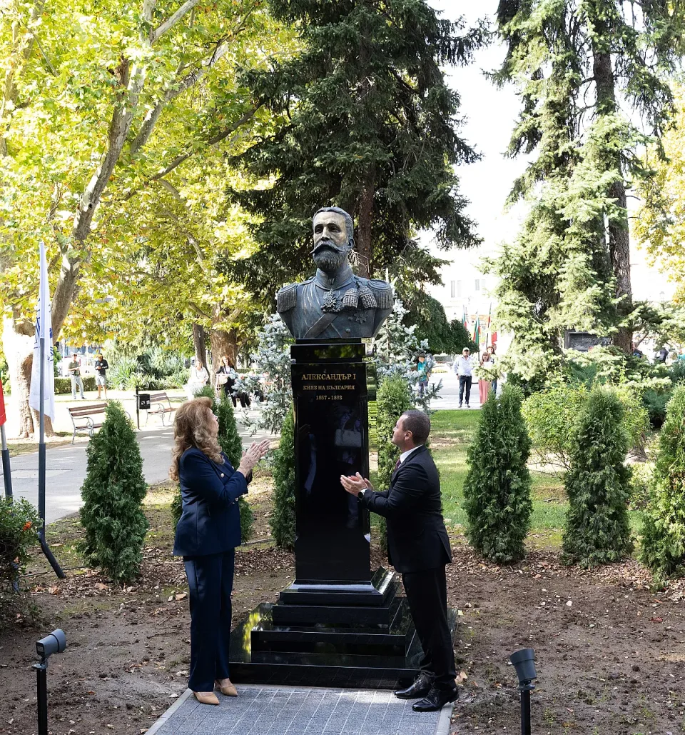 yotova-pametnik-battenberg-ruse-02