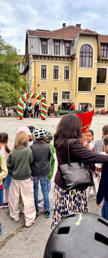 Легендарно училище в София уплаши децата СНИМКИ