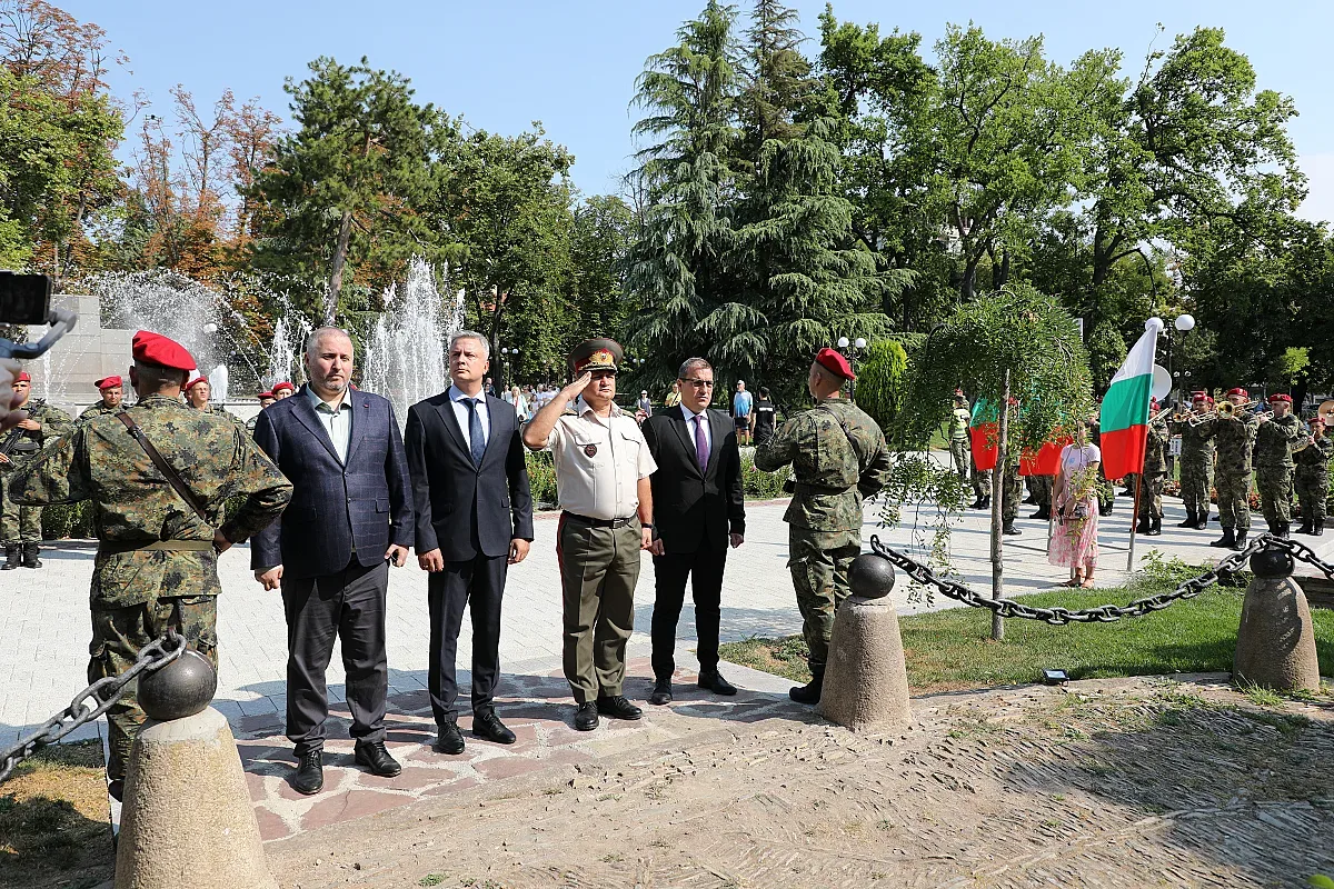Стара Загора се преклони пред паметта на героите си и отбеляза 141 г. от Съединението на България