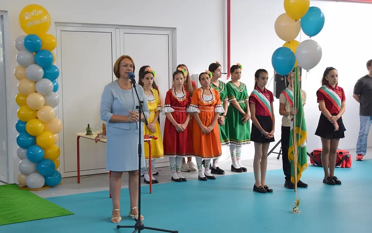 ОУ „Мати Болгария“ в Казанлък посрещна учебната година с нов физкултурен салон