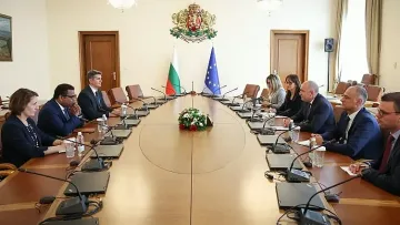 Радев удари по масата. Поиска летището да си плаща