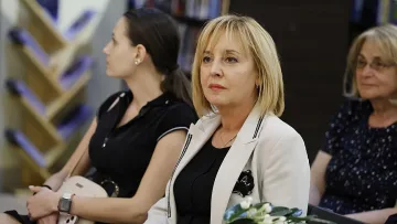 Мая Манолова запретна ръкави! Наложи първите актове