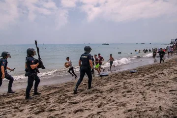 Паника в Сеута: Полиция стреля с гумени куршуми по мигранти ВИДЕО