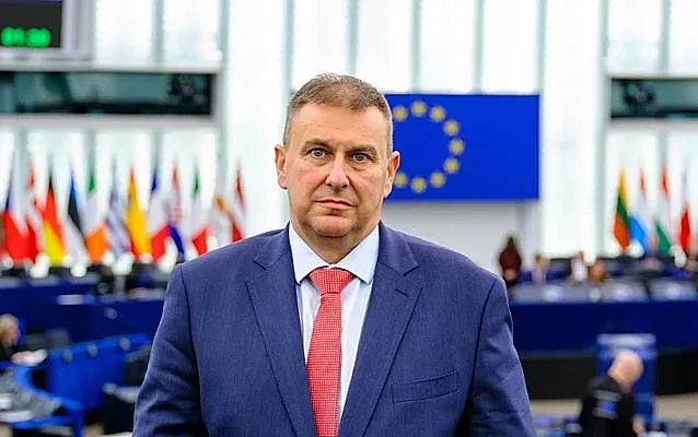 Емил Радев обясни защо застана до Йотова