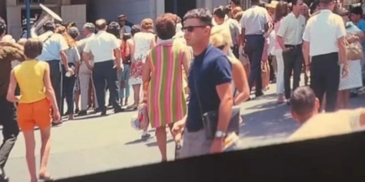 Светът полудя заради снимка от 1968 година. Пътешественик във времето?