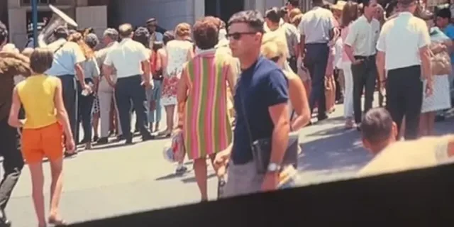 Светът полудя заради снимка от 1968 година. Пътешественик във времето?
