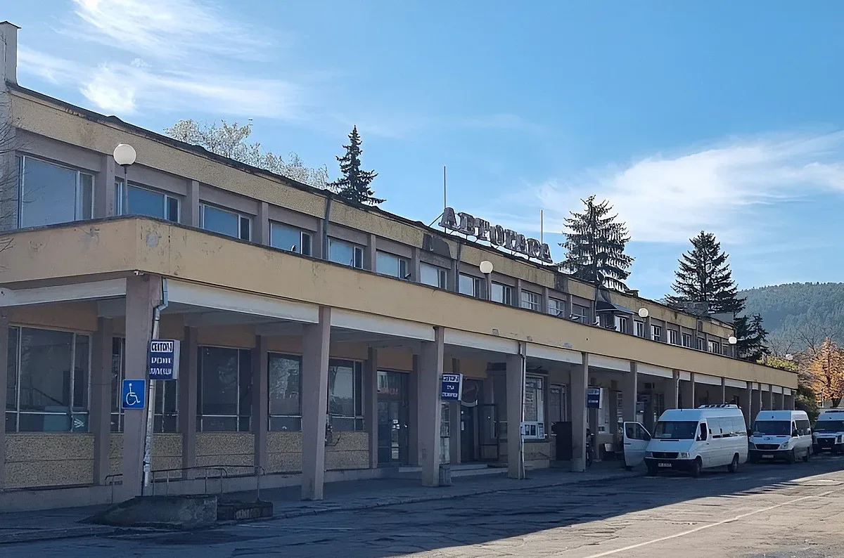Продават легендарна автогара на цената на къща