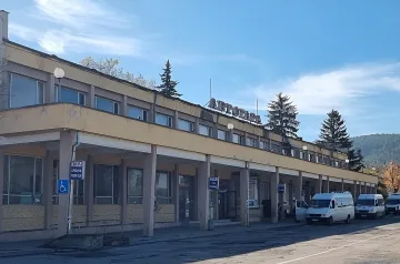 Продават легендарна автогара на цената на къща