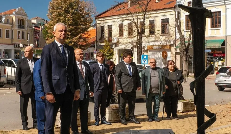 Костадинов пред Паметника на шуменците загинали във войните