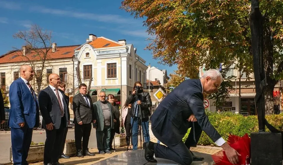 Костадинов поднася цветя на Паметника на шуменците загинали във войните