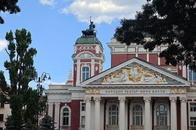 Напрежение пред Народния театър. Махнаха хорото
