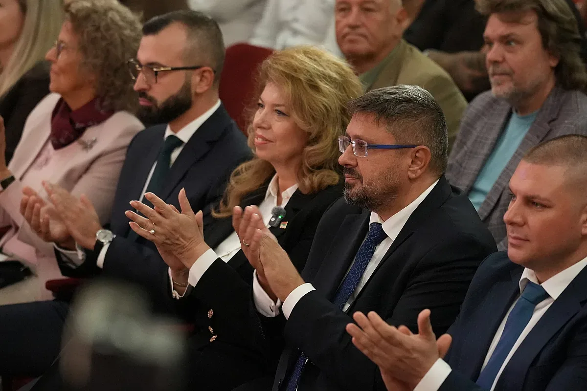 С препълнено читалище "Съгласие" Плевен посрещна кандидатпрезидентската двойка Йотова – Вълчев