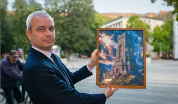Костадин Костадинов получи гоблен с Паметника на свободата 