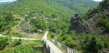 В селото на непокорните никой не спи нощем. Бродят призраци