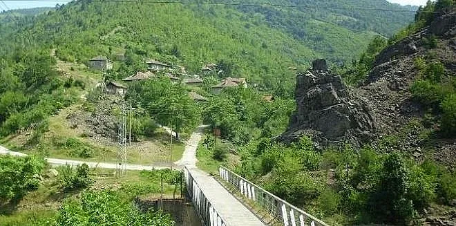 В селото на непокорните никой не спи нощем. Бродят призраци