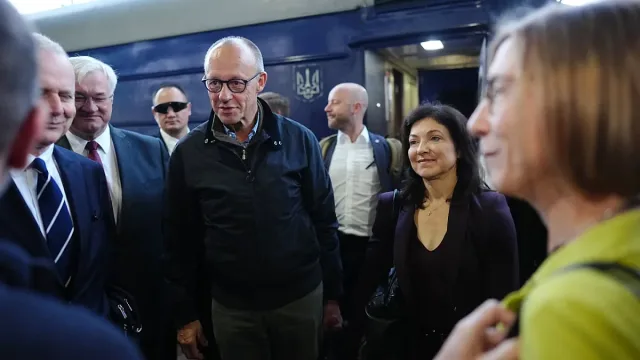 Мерц пристигна в Киев и би тревога: Русия трябва да бъде спряна