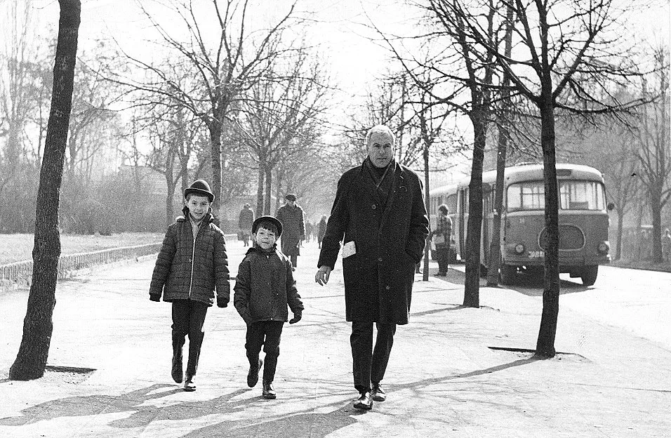 Гец и синове, Дъх на бадеми, 1967