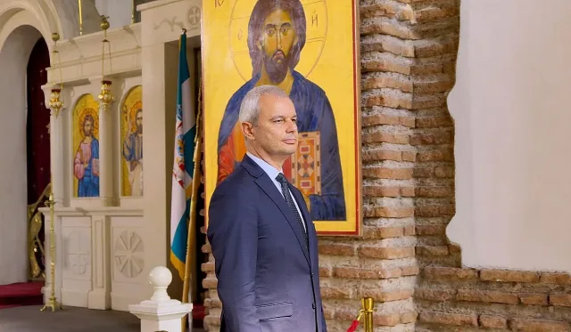 Костадинов посети Св. София, за да се поклони на тленните останки на цар Самуил