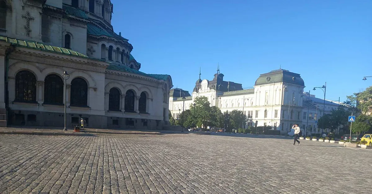 Натровени в Пирогов и боклук около "Ал. Невски" след абитуриентски бал