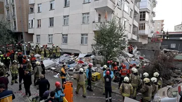 Ужас в Истанбул. Три етажа рухнаха, хора са под развалините
