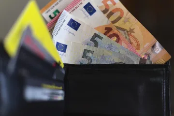 Спокойно начало за еврото. Курсът остава около 1,12 долара