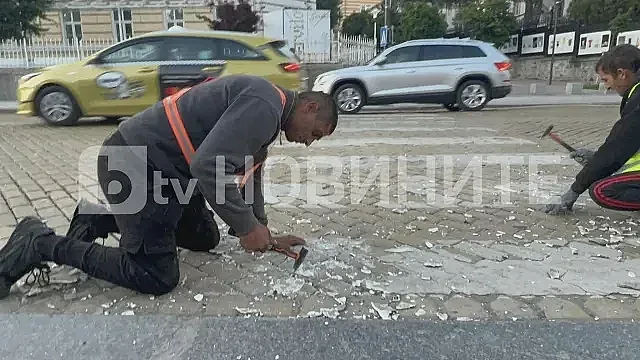 Ново безобразие в София! Млатят с чук жълтите павета
