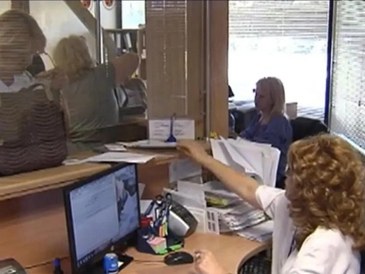 Кой плаща по-големи заплати? Държавата печели срещу бизнеса в 222 общини