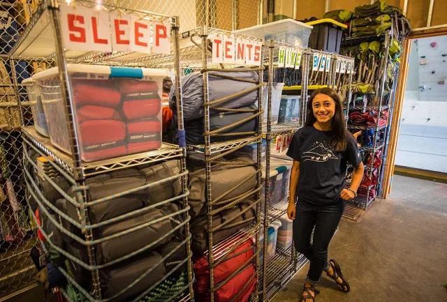 Библиотека дава под наем палатки, бинокли и уреди за мечки. Книгите вече не са достатъчни