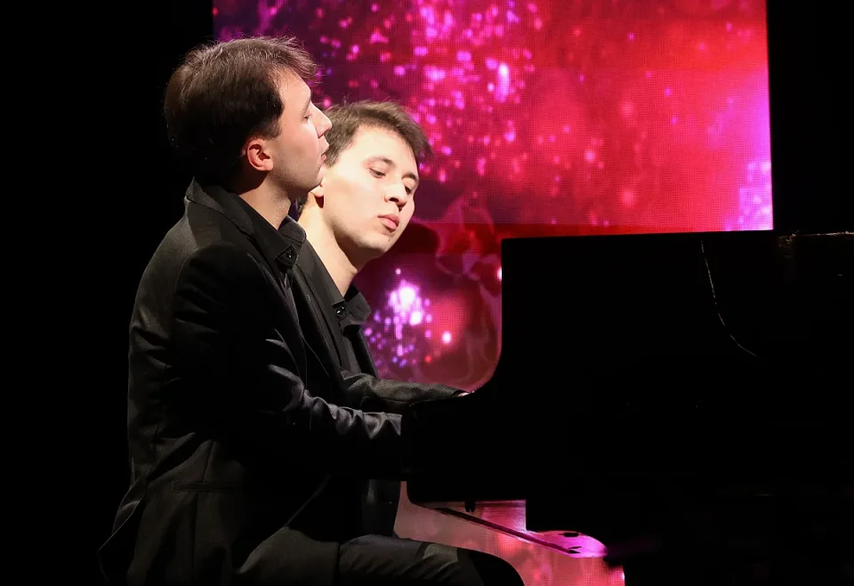 1000041700