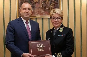 Радев спешно на среща прли Митрофанова. Има ли решение