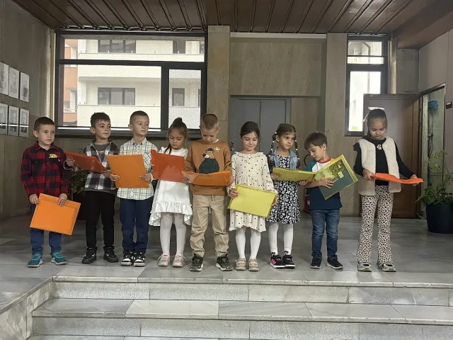 Детски усмивки и песни по повод Деня на българската община в Казанлък