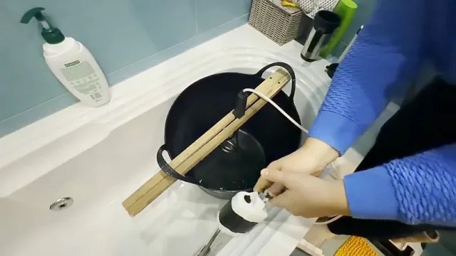 Над месец без топла вода. Софиянци се къпят с кофи и къмпинг душ