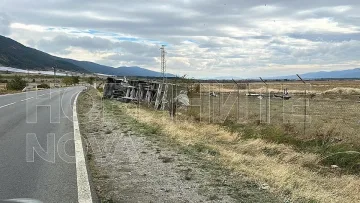 Ураганен вятър помете камион на пътя у нас