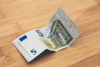 Увийте 5 евро в бяла салфетка. Необичаен ритуал обещава пари и късмет